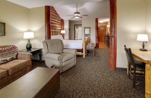 Onalaska House | Extended Stay Queen Suite, Stoney Creek, Kitchen and Balcony | 2 Units