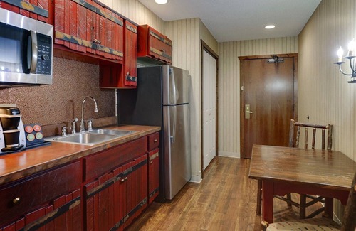 Peoria Hotel | Extended Stay Queen Suite Cottage! Kitchenette, Balcony or Patio