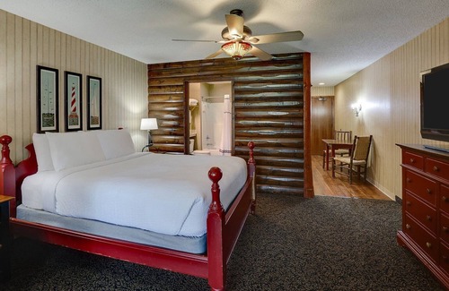 Peoria Hotel | Extended Stay Queen Suite Cottage! Kitchenette, Balcony or Patio