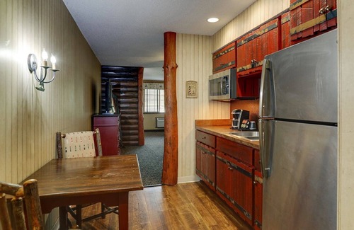Peoria Hotel | Extended Stay Queen Suite Cottage! Kitchenette, Balcony or Patio
