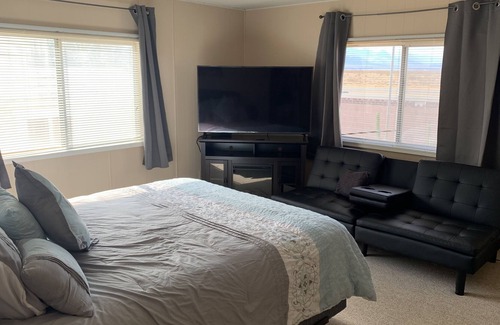 Ridgecrest House | Extended/Vacation Stay at Our Cozy and Comfy Home