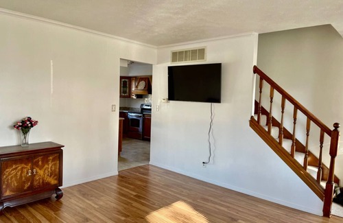 Champaign House | Extra clean home-free parking & Wi-Fi/self-check-in
