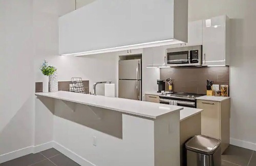Historic Core Condo | Extra Large One Bedroom DTLA Condo Sleeps 4 with Free Parking and Rooftop Pool