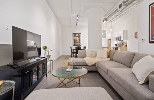 Historic Core Condo | Extra Large One Bedroom DTLA Condo Sleeps 4 with Free Parking and Rooftop Pool