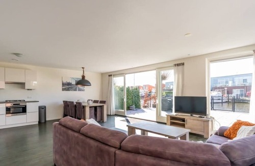 Oude-Tonge House | Extra spacious dyke house, built in 2017, with beautiful finish off and fenced terrace.