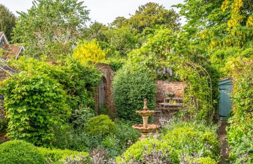 Lavenham House | Extraordinary 15th Century timber framed cottage in famous Medieval village - The Tryst