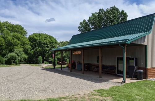 Montrose Township House | Extraordinary Private 4 Bedroom 2 Bath Lodge