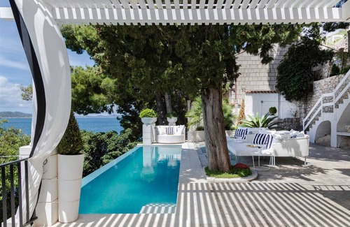 Lozica Villa | Extraordinary seafront villa with pool for up to 9 people