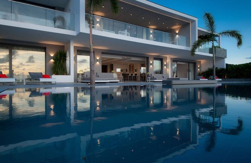 Lurin Villa | Extravagance modern villa with a amazing look and stunning view