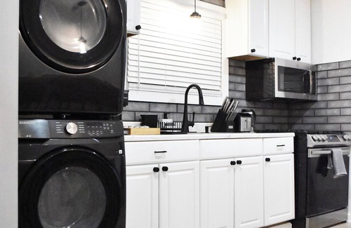 Niagara Falls House | Extravagant 2-bedroom house in Niagara Falls with desirable amenities.