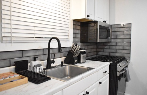 Niagara Falls House | Extravagant 2-bedroom house in Niagara Falls with desirable amenities.