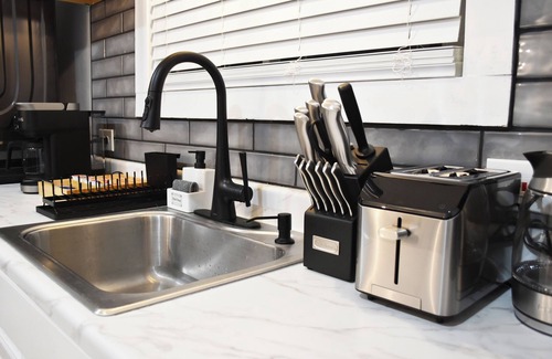 Niagara Falls House | Extravagant 2-bedroom house in Niagara Falls with desirable amenities.