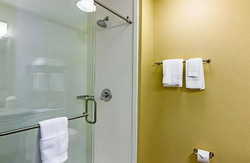 Rochester House | Extravagant Room for Couples' Escape! Free WiFi
