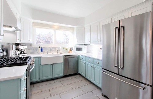 Central Colorado Springs House | Extremely Clean!🏡1928 Columbine Cottage-Hot tub,Fire pit,Hiking,Pikes Peak Views