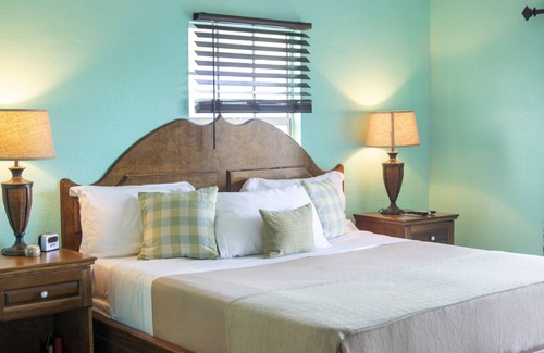Rolleville Hotel | Exuma Sea Grape: Sandy Isle Escapes -formally Shoreline Beach Club