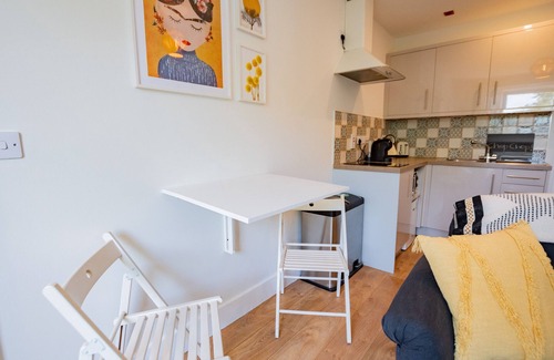 Galway City Centre Apartment | Eyre Square Views! 1 bedroom executive style apartment. Sleeps 2