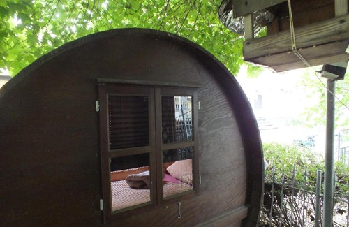 Hitdorf House | Für Alleinreisende-1 Person- Single Room- Rustikales freistehendes Mini Holzfass zum Schlafen, mit angrenzendem Badezimmer!