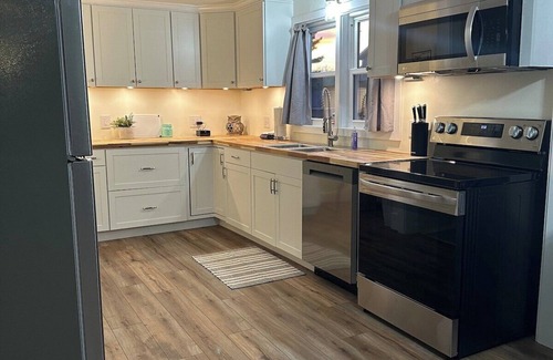 Uhrichsville House | F&S Cozy Cottage Your Home Away from Home