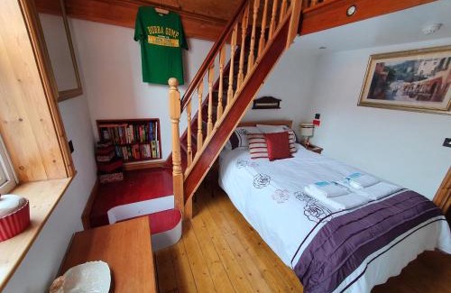 Barry House | F1 MAISON 108 - Holiday Home - Full Kitchen - Street FREE PARKING, NETFLIX - 68Mbps BT WIFI - DVD's - Welcome Tray - By Corner from Gavin n Stacey Film House