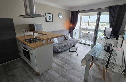La Jetee Apartment | F2 BEAUTIFUL VIEW PORT AND SEA, 20 METERS BEACH