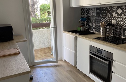 Saint-Cyr-sur-Mer Apartment | F2 totally renovated, garden level, secure parking, near beach and shops