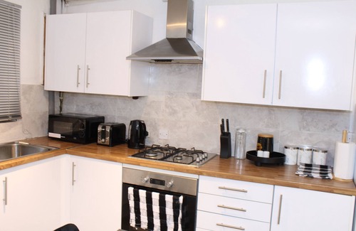 Derby House | F2S Serviced 2Bed House Wi-fi, Netflix, Parking, Train station nearby. Holiday!