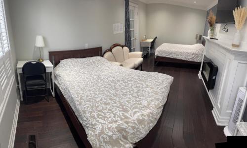 Mississauga House | F3 Spacious room with 2 queen beds and TV