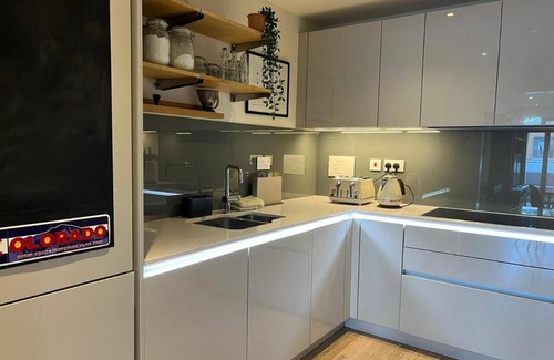 Frognal and Fitzjohns Apartment | F9-Fantastic 2 Bedroom Flat in NW3!