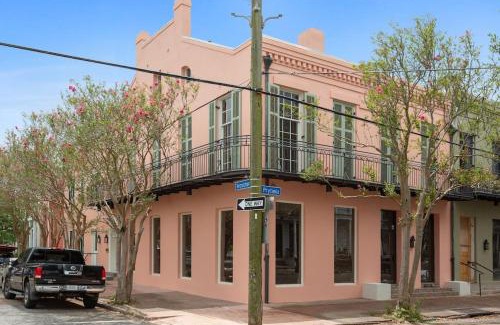 Lower Garden District Apartment | Fab 1838 Garden District 5BR with Parking And Balcony