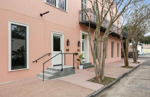 Lower Garden District Apartment | Fab 1838 Garden District 5BR with Parking And Balcony