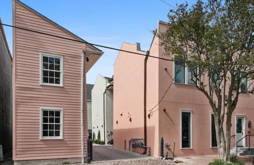 Lower Garden District Apartment | Fab 1838 Garden District 5BR with Parking And Balcony