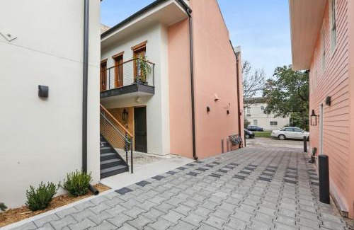 Lower Garden District Apartment | Fab 1838 Garden District 5BR with Parking And Balcony