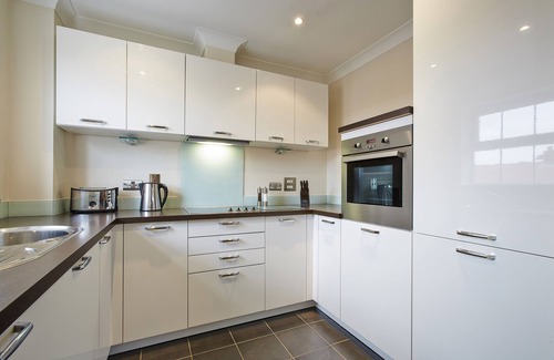 Greenham Apartment | Fab 2 Bed 2 Bath apt w/parking Jago Court Newbury