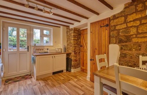 Avon Dassett Cottage | Fab 2 Bed Cotswolds Cottage with Private Courtyard
