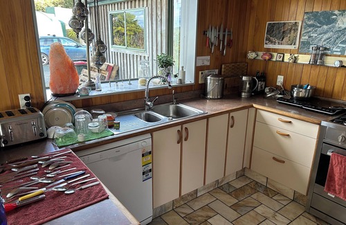 Motueka House | Fab 4-bedroom 44a estate - sleeps 14 - Motueka Valley - your own nature reserve!