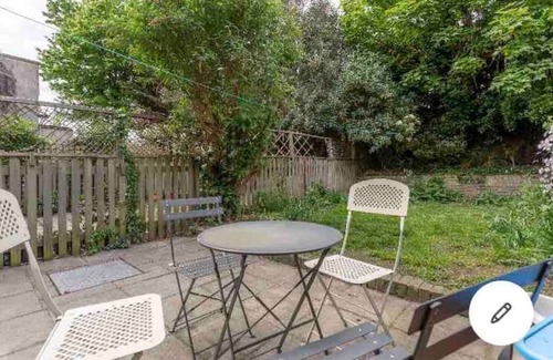 Mile End House | Fab family home next to Victoria Park and close to the City, Mile End