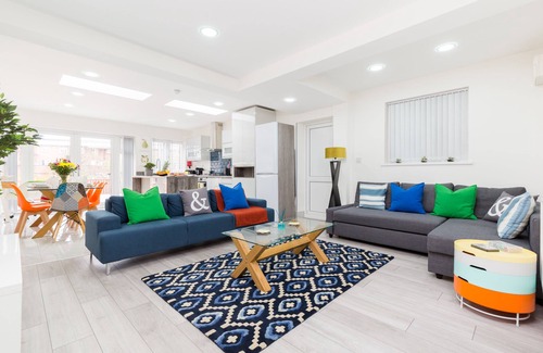 Sheldon House | Fab for Contractors or Relocations - A Stylish House & Garden+Parking