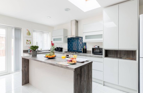 Sheldon House | Fab for Contractors or Relocations - A Stylish House & Garden+Parking