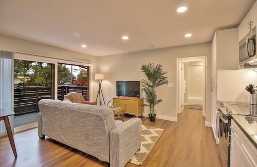 Mountain View Apartment | Fab Mountain View 1BR w/Gym & Pool, nr University & Shops, by Blueground