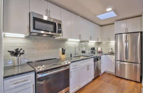 Mountain View Apartment | Fab Mountain View 1BR w/Gym & Pool, nr University & Shops, by Blueground