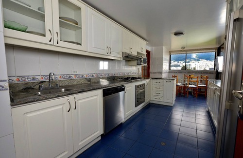 Quito Condo | FAB PH, Safe, near Carolina PK, Amz Views! WiFi, Free Pkg, Fam friendly, Promos!