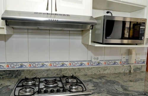 Quito Condo | FAB PH, Safe, near Carolina PK, Amz Views! WiFi, Free Pkg, Fam friendly, Promos!