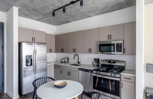 Killgubbin Apartment | Fab River North 1BR w/Sky Terrace, Yoga Studio & Grills, by Blueground