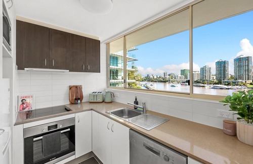 New Farm Apartment | Fab! ~ Skyline City, Water + Story Bridge Views