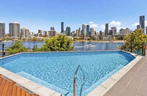 New Farm Apartment | Fab! ~ Skyline City, Water + Story Bridge Views