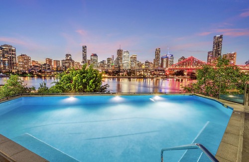 New Farm Apartment | Fab! ~ Skyline City, Water + Story Bridge Views