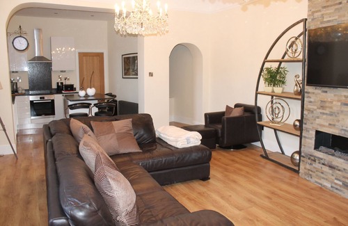 York House | Fab Townhouse Within Bar Walls, short Walk to River & City. Parking for 2 cars.