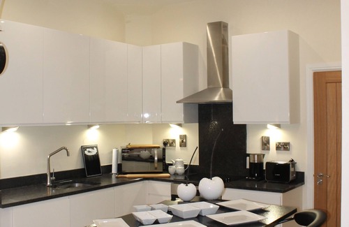 York House | Fab Townhouse Within Bar Walls, short Walk to River & City. Parking for 2 cars.