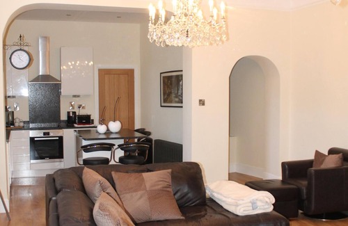 York House | Fab Townhouse Within Bar Walls, short Walk to River & City. Parking for 2 cars.