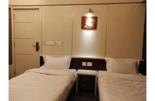 Nungambakkam Hotel | FabExpress B Zone - Nr Valluvar Kottam Monument & US Visa biometrics center and US consulate